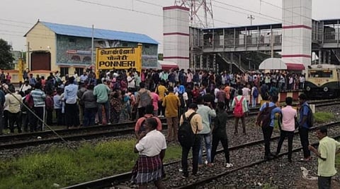 எண்ணூர் ரயில் நிலையம் அருகே தொழில்நுட்பக் கோளாறு: ரயில்களின் சேவை மூன்றரை மணி நேரத்துக்கு பாதிப்பு