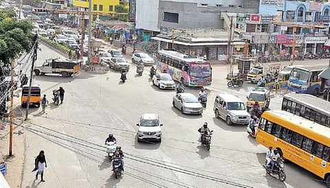 கோவை - திருச்சி சாலை சிங்காநல்லூர் சிக்னல் சந்திப்புப் பகுதி. (கோப்புப் படம்)