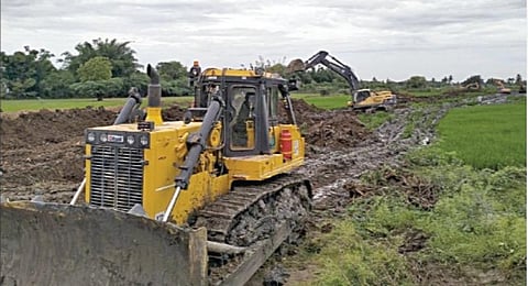 என்எல்சி சுரங்க விரிவாக்க பணிக்காக சேத்தியாத்தோப்பு அருகே வளையமாதேவி பகுதியில் விளைநிலங்களில் கால்வாய் வெட்டும் பணி நடைபெறுகிறது.