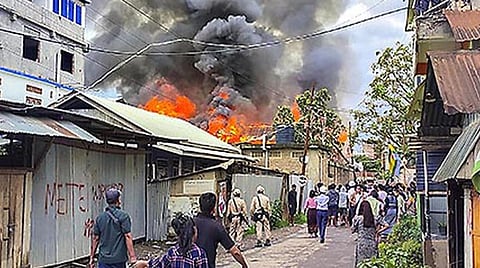 மணிப்பூர் வன்முறையில் பாதுகாப்பு படையினரின் வாகனங்கள், வீடுகளுக்கு தீவைப்பு