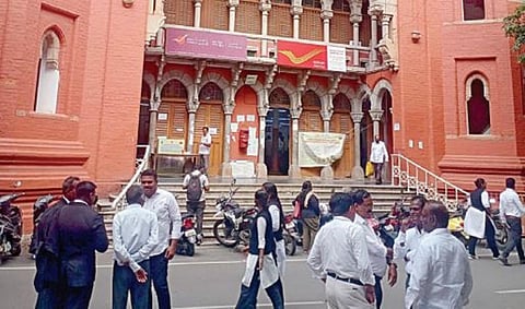 சென்னை உயர் நீதிமன்ற வளாகத்தில் வசதியின்றி பெண்கள் அவதி - கழிப்பறைகளை கட்ட கோரிக்கை