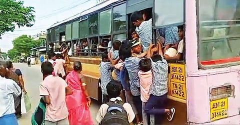 போதிய பேருந்து வசதி இல்லாததால் ஆபத்தான முறையில் மாணவர்கள் பயணம் @ ராணிப்பேட்டை