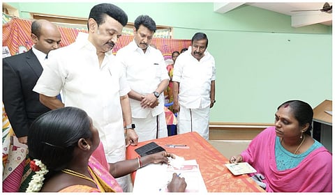 தஞ்சாவூர் மனையேறிப்பட்டியில் மகளிர் உரிமைத் திட்டம் விண்ணப்பங்கள் பதிவு செய்யும் பணிகளை முதல்வர் ஸ்டாலின் ஆய்வு செய்தார்