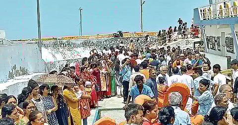 கன்னியாகுமரி படகுதளத்தில் மேற்கூரை இல்லாததால், கடலில் பயணம் செல்வதற்காக படகுக்கு காத்திருக்கும் சுற்றுலா பயணிகள் சுட்டெரிக்கும் வெயிலில் தவிக்கின்றனர்.