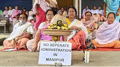 மணிப்பூரில் அமைதி திரும்ப வேண்டும் என்று அறவழிப் போராட்டத்தில் ஈடுபட்ட பெண்கள்