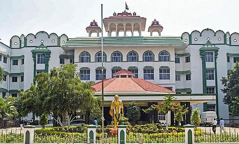 அனைவருக்கும் வீடு கட்டும் திட்டத்தில் முறைகேடு: ரூ.1 லட்சம் அபராதத்தை கலைஞர் நூலகத்துக்கு வழங்க உத்தரவு