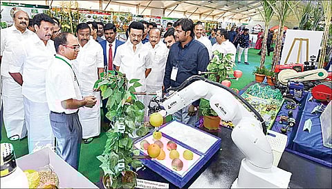 திருச்சியில் நேற்று வேளாண் சங்கமம் நிகழ்ச்சியை தொடங்கி வைத்து அரங்குகளை பார்வையிட்ட முதல்வர் மு.க.ஸ்டாலின். உடன், அமைச்சர்கள் கே.என்.நேரு, எம்.ஆர்.கே.பன்னீர்செல்வம், அன்பில் மகேஸ் பொய்யாமொழி உள்ளிட்டோர்.