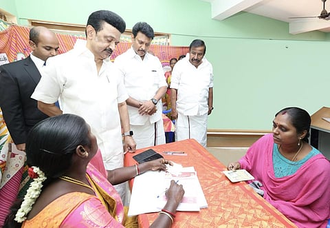 தஞ்சாவூர் மாவட்டம், மனையேறிப்பட்டி ஊராட்சியில் நடைபெற்று வரும் கலைஞர் மகளிர் உரிமைத் திட்டம் விண்ணப்பங்கள் பதிவு செய்யும் முகாமிற்கு நேரில் சென்று முதலமைச்சர் ஸ்டாலின் திடீர் ஆய்வு மேற்கொண்டார்.