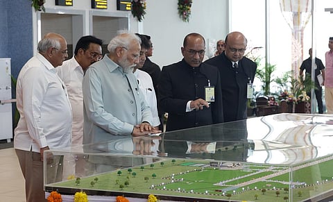 விமான நிலையத்தில் பிரதமர் மோடி