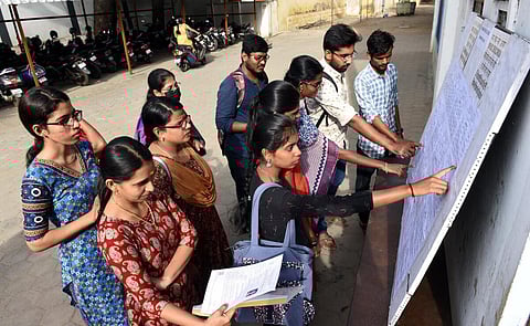 கடந்த 2ம் தேதி தேர்வு எழுத வந்த மாணவர்கள்