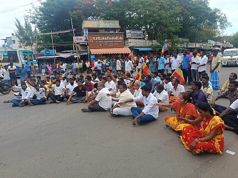 அன்புமணி கைதை கண்டித்து சாலை மறியல்; அரசுப் பேருந்து கண்ணாடி உடைப்பு: பாமக எம்எல்ஏ உள்பட 100 பேர் கைது