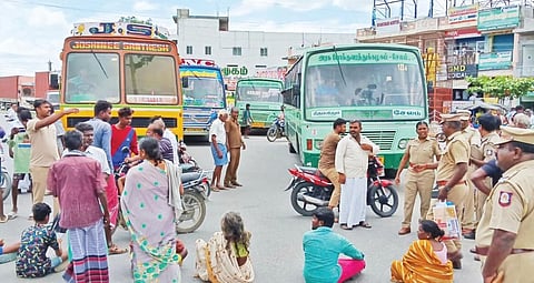 சாலைமறியலில் ஈடுபட்ட பழனிவேலின் உறவினர்களால் அரூர் ரவுண்டானா பகுதியில் போக்குவரத்து பாதிக்கப்பட்டது.