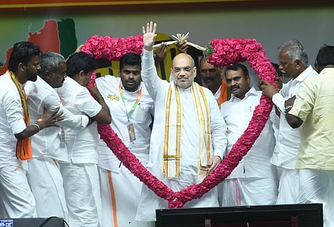 ராமேசுவரத்தில் நேற்று நடந்த அண்ணாமலை நடைபயண தொடக்க விழா பொதுக்கூட்டத்தில் தொண்டர்களுக்கு வணக்கம் தெரிவித்த மத்திய அமைச்சர் அமித் ஷா. உடன் கூட்டணி கட்சி தலைவர்கள், பாஜக நிர்வாகிகள்.படம்: எல்.பாலச்சந்தர்