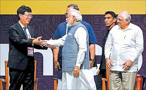 செமிகண்டக்டர் துறை வளர்ச்சி குறித்து 3 நாள் மாநாடு ‘செமிகான் இந்தியா’ என்ற தலைப்பில் நேற்று குஜராத் தலைநகர் காந்திநகரில் ஆரம்பமானது. இம்மாநாட்டை பிரதமர் நரேந்திர மோடி தொடங்கி வைத்தார். நிகழ்ச்சி மேடையில் பிரதமர் மோடியை தைவானைச் சேர்ந்த ஃபாக்ஸ்கான் நிறுவனத்தின் தலைவர் யங் லியு வரவேற்றார். படம்:பிடிஐ