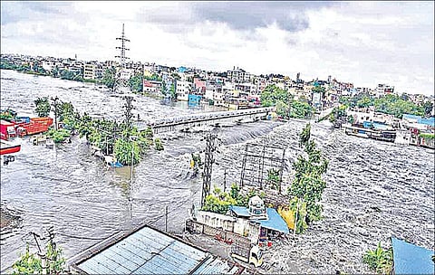 தொடர் மழை காரணமாக ஹைதராபாத் நகரம் வெள்ளத்தால் சூழப்பட்டுள்ளது.