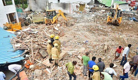 கிருஷ்ணகிரி பட்டாசுக் கடை விபத்து - மீட்புப் பணி | படம்: பாஸ்கரன்