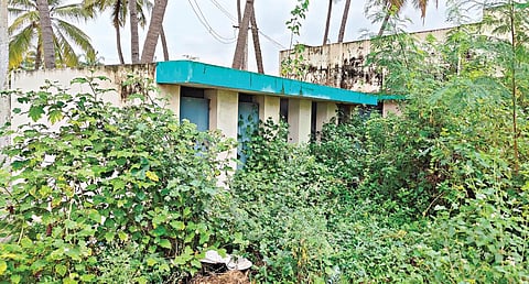 போச்சம்பள்ளி அருகே குள்ளனூர் கிராமத்தில் 90 சதவீதம் பணிகள் நிறைவடைந்த நிலையில் திறக்கப்படாமல், பராமரிப்பின்றி செடி, கொடிகள் வளர்ந்து காணப்படும் சமுதாயக் கூட வளாகம்.