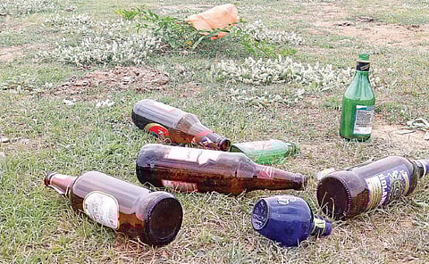 கடலூர் மஞ்சக்குப்பம் மைதானத்தில் குடிப்பிரியர்கள் குடித்து விட்டு போட்ட காலி மதுபாட்டில்கள்.