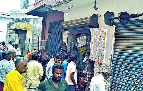 ஆரணி காந்தி சாலையில் உள்ள டாஸ்மாக் மதுக்கடையை சூழ்ந்துள்ள மதுப் பிரியர்கள்.