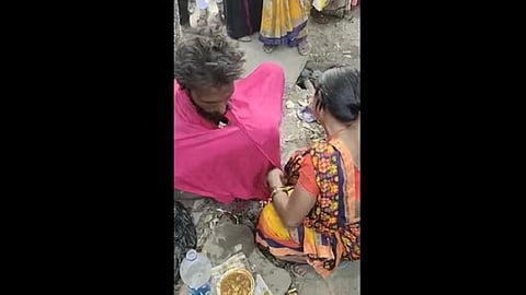 காணாமல் போன கணவரை 10 ஆண்டுகளுக்குப் பின் கண்டுபிடித்த மனைவி @ உ.பி | நெகிழ்ச்சி வைரல் வீடியோ