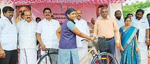 வாணியம்பாடி நகராட்சி பள்ளியில் நடைபெற்ற நிகழ்ச்சியில் விலையில்லா மிதிவண்டிகளை வழங்கிய பொதுப்பணித்துறை அமைச்சர் எ.வ.வேலு. அருகில், மாவட்ட ஆட்சியர் பாஸ்கர பாண்டியன் உள்ளிட்டோர்.