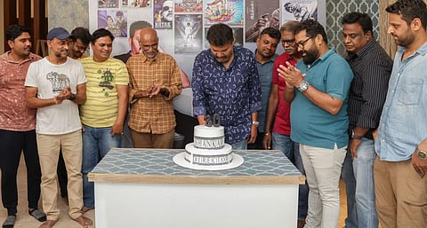 ‘ஜென்டில்மேன்’ 30 ஆண்டுகள் - கேக் வெட்டிக் கொண்டாடிய ஷங்கர்