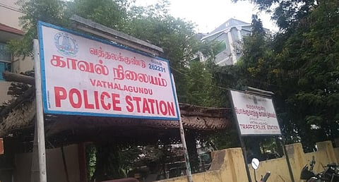 விசாரணைக்கு சென்றவரை தாக்கியதாக வத்தலகுண்டு காவல் நிலையத்தை மக்கள் முற்றுகை