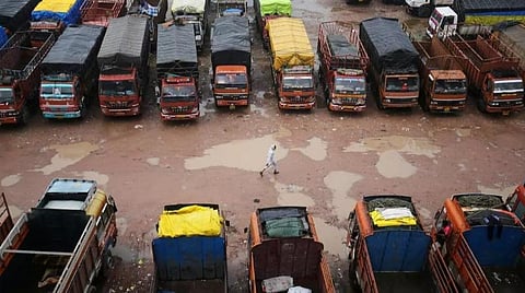 சென்னையில் சட்டவிரோத மணல் கிடங்குகளை தடை செய்ய வேண்டும்: லாரி உரிமையாளர்கள் வலியுறுத்தல்