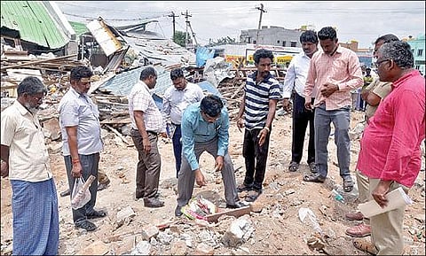 கிருஷ்ணகிரியில் பட்டாசு கிடங்கில் ஏற்பட்ட வெடி விபத்தில் தரைமட்டமான பகுதியை ஆய்வு செய்து, இடிபாடுகளிலிருந்து வெடிக்காத வெடிகளைச் சேகரித்த மத்திய பெட்ரோலியம் மற்றும் வெடி பொருள் கட்டுப்பாட்டுத் துறையின் வேலூர் மண்டல வெடி பொருள் நிபுணர் கணேஷ் தலைமையிலான குழுவினர்.