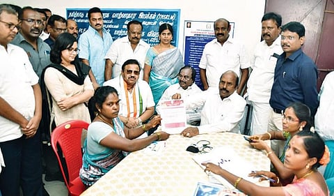 திருவண்ணாமலை மாவட்டம் செய்யாறு அடுத்த வடதண்டலம் ஊராட்சியில் நடைபெற்ற மகளிர் உரிமை தொகை திட்ட பதிவு முகாம் ஆய்வு பணியின்போது அமைச்சர் எ.வ.வேலு, சட்டப்பேரவை துணை தலைவர் கு.பிச்சாண்டி, ஆரணி நாடாளுமன்ற உறுப்பினர் விஷ்ணுபிரசாத் ஆகியோர் உட்கார்ந்திருக்க, திமுக வடக்கு மாவட்ட செயலாளர் தரணிவேந்தன் அருகே ஆட்சியர் பா.முருகேஷ் நின்று கொண்டிருக்கிறார்.