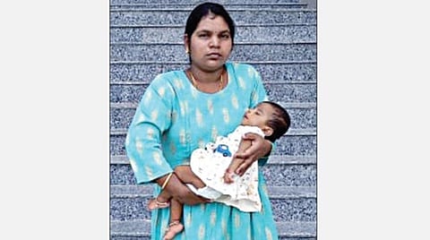 குழந்தை உயிரை காப்பாற்றும் ஊசி விலை ரூ.17 கோடி - அரசு உதவிக்கரம் நீட்ட ஆட்சியரிடம் இளம்பெண் கண்ணீர் மனு