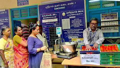 இன்று முதல் 500 ரேஷன் கடைகளில் தக்காளி விற்பனை: கிலோ ரூ.60-க்கு கிடைக்கும் என அமைச்சர் பெரியகருப்பன் தகவல்