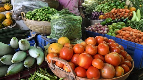 சதிராட்டம் காட்டும் தக்காளி, சின்ன வெங்காயம் விலை: மாங்காய், பெரிய வெங்காயத்தை நாடும் சாமானிய மக்கள்