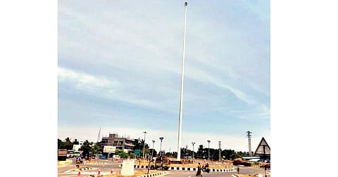 தேசிய கொடியின்றி காணப்படும் கம்பத்தின் தற்போதைய நிலை