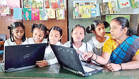 பென்னை ஊராட்சி ஒன்றியப்பள்ளிக்கு மாணவர்களை அழைத்து வரும் ஆசிரியர் முருகேசன்.