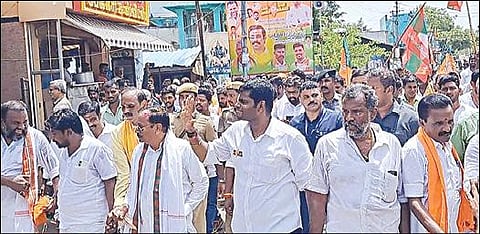 மானாமதுரையில் தொண்டர்களுடன் நடைபயணம் மேற்கொண்ட பாஜக மாநிலத் தலைவர் அண்ணாமலை.