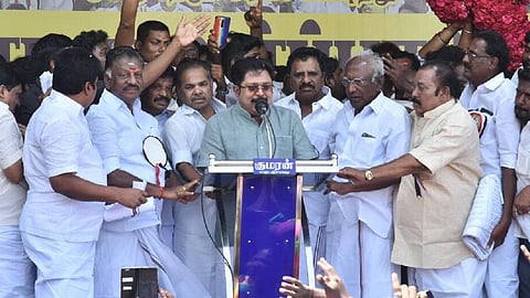 தேனியில் நடந்த கண்டன ஆர்ப்பாட்டத்தில் பேசிய அமமுக பொதுச் செயலாளர் தினகரன். உடன் ஓ.பன்னீர்செல்வம் உள்ளிட்டோர்.