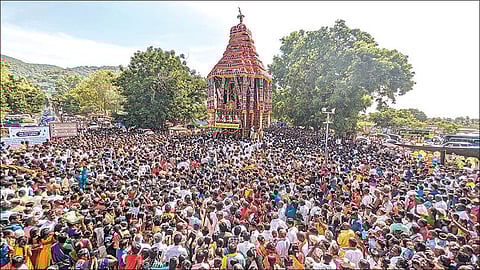 மதுரை அழகர்கோவில் கள்ளழகர் கோயில் ஆடிப்பெருந் திருவிழாவையொட்டி நடைபெற்ற தேரோட்டத்தில் பங்கேற்ற திரளான பக்தர்கள். படங்கள்: எஸ்.கிருஷ்ணமூர்த்தி