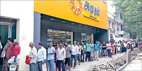 சென்னை கோபாலபுரத்தில் உள்ள கூட்டுறவு அமுதம் அங்காடியில் தக்காளி வாங்குவதற்காக நீண்ட வரிசையில் காத்திருந்த பொதுமக்கள். படம்: ம.பிரபு