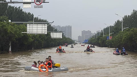 பெய்ஜிங் நகரின் தெற்கில் உள்ள ஜுவோஜோ நகரில் மேற்கொள்ளப்படும் மீட்புப் பணிகள்