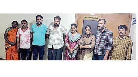 தானமாக வழங்கிய இடத்தை அடமானம் வைத்து ரூ.12 கோடி மோசடி செய்ததாக கைது செய்யப்பட்டவர்கள்.