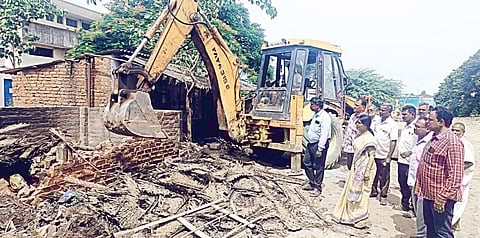 பூந்தமல்லியில் ஆக்கிரமிக்கப்பட்ட திருக்கச்சி நம்பிகள் மற்றும் வரதராஜப் பெருமாள் கோயிலுக்கு சொந்தமான ரூ.10 கோடி மதிப்பிலான நிலத்தை நேற்று இந்து சமய அறநிலையத் துறை அதிகாரிகள் மீட்டனர்.