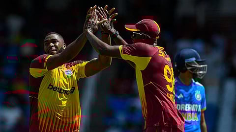 விக்கெட் வீழ்த்தியதை கொண்டாடும் மேற்கு இந்தியத் தீவுகள் அணி வீரர்கள்