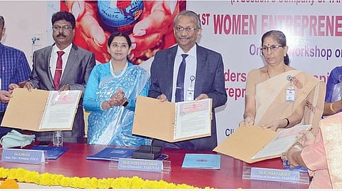 வேப்பேரி கால்நடை மருத்துவக் கல்லூரியில் நேற்று நடைபெற்ற பெண் தொழில்முனைவோர் சந்திப்பு நிகழ்ச்சியில், தமிழ்நாடு கால்நடை மருத்துவ அறிவியல் பல்கலை. துணைவேந்தர் கே.என்.செல்வக்குமார் முன்னிலையில் புரிந்துணர்வு ஒப்பந்தம் மேற்கொள்ளப்பட்டது. உடன், டிட்கோ துணைத் தலைவர் பிரியா, கால்நடை நலக்கல்வி மைய இயக்குநர் சவுந்தரராஜன் உள்ளிட்டோர். படம்: எஸ்.சத்தியசீலன்