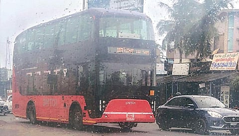 சென்னையில் சோதனை ஓட்டமாக செல்லும் மின்சார டபுள் டெக்கர் பேருந்து.