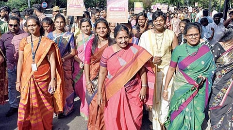 தேசிய கைத்தறி தினத்தை, முன்னிட்டு நெசவாளர்களை கவுரவிக்கும் விதமாக கோவை ரேஸ் கோர்ஸ் சாலையில் மக்கள் சேவை மையம் சார்பில் நடைபெற்ற பேரணியில் கதர் சேலை அணிந்து பங்கேற்ற எம்.எல்.ஏ. வானதி சீனிவாசன் மற்றும் கல்லூரி மாணவிகள். படம்: ஜெ.மனோகரன்