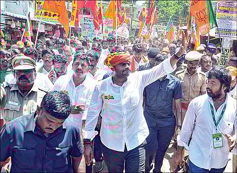 மதுரை மாவட்டம் மேலூரில் நேற்று நடைபயணம் மேற்கொண்ட பாஜக மாநிலத் தலைவர் அண்ணாமலை. படம்: எஸ்.கிருஷ்ணமூர்த்தி