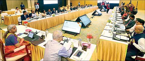 மத்திய நிதியமைச்சர் நிர்மலா சீதாராமன் தலைமையில் மண்டல கிராம வங்கிகளின் ஆய்வு கூட்டம், சென்னையில் உள்ள நட்சத்திர விடுதியில் நேற்று நடைபெற்றது. படம்:எஸ்.சத்தியசீலன்