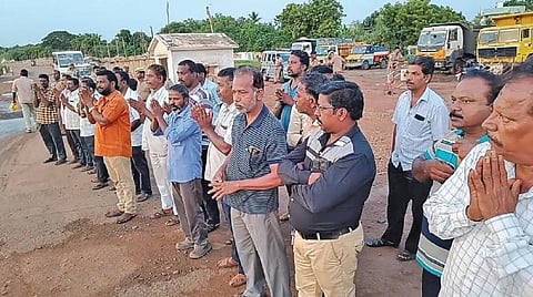 என்எல்சி 2-வது சுரங்கத்தை முற்றுகையிட்டு போராட்டத்தில் ஈடுபட்ட ஒப்பந்த தொழிலாளர்கள்.