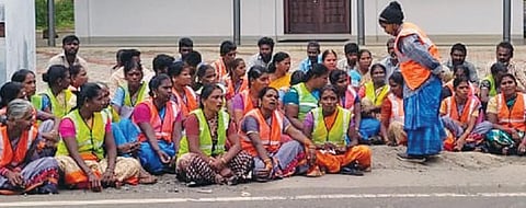 அரசு நிர்ணயித்த கூலியை வழங்க மறுப்பதாக கூடலூரில் தூய்மைப் பணியாளர்கள் போராட்டம்